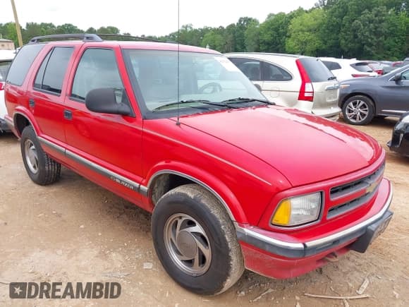 ✅ 1997 Chevrolet Blazer LS • VIN: 1GNDT13W2V2103356 • Lot: 42352435. Wystawiony na IAAI z przebiegiem 181 975 mil. Bezpłatny archiwum sprzedaży aukcyjnych z USA i szczegółowy raport historii pojazdu na DreamBid. Zdjęcie 1.