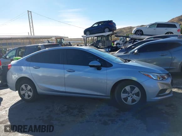 ✅ 2018 Chevrolet Cruze LS • VIN: 1G1BC5SM6J7175707 • Lot: 43652484. Wystawiony na IAAI z przebiegiem 133 689 mil. Bezpłatny archiwum sprzedaży aukcyjnych z USA i szczegółowy raport historii pojazdu na DreamBid. Zdjęcie 13.