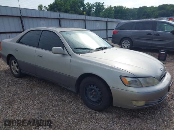 ✅ 1998 Lexus ES 300 • VIN: JT8BF28G9W5016146 • Lot: 42672230. Listed on IAAI with 303,819 mi. Free auction sales archive from the USA and detailed vehicle history report at DreamBid. Image 1.