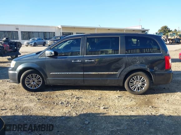 ✅ 2014 Chrysler Town & Country Touring L • VIN: 2C4RC1CG0ER170935 • Lot: 43610641. Listed on IAAI with 161,410 mi. Free auction sales archive from the USA and detailed vehicle history report at DreamBid. Image 14.
