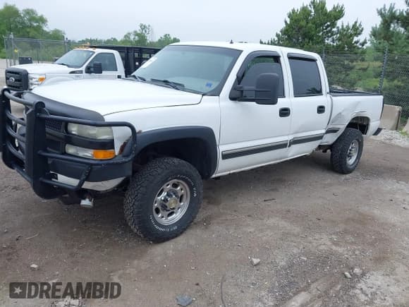 ✅ 2001 Chevrolet Silverado 2500HD LS • VIN: 1GCHK23U71F150029 • Lot: 42586816. Wystawiony na IAAI z przebiegiem 214 239 mil. Bezpłatny archiwum sprzedaży aukcyjnych z USA i szczegółowy raport historii pojazdu na DreamBid. Zdjęcie 2.