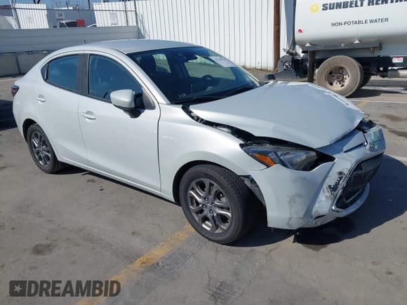 ✅ 2019 Toyota Yaris L • VIN: 3MYDLBYV6KY526227 • Lot: 43518928. Wystawiony na IAAI z przebiegiem 51 163 mil. Bezpłatny archiwum sprzedaży aukcyjnych z USA i szczegółowy raport historii pojazdu na DreamBid. Zdjęcie 1.