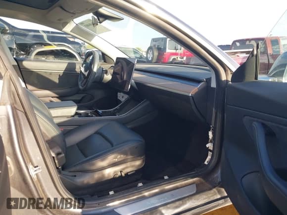 ✅ 2019 Tesla Model 3 Long Range • VIN: 5YJ3E1EB4KF386067 • Lot: 42606003. Wystawiony na IAAI z przebiegiem 54 655 mil. Bezpłatny archiwum sprzedaży aukcyjnych z USA i szczegółowy raport historii pojazdu na DreamBid. Zdjęcie 5.