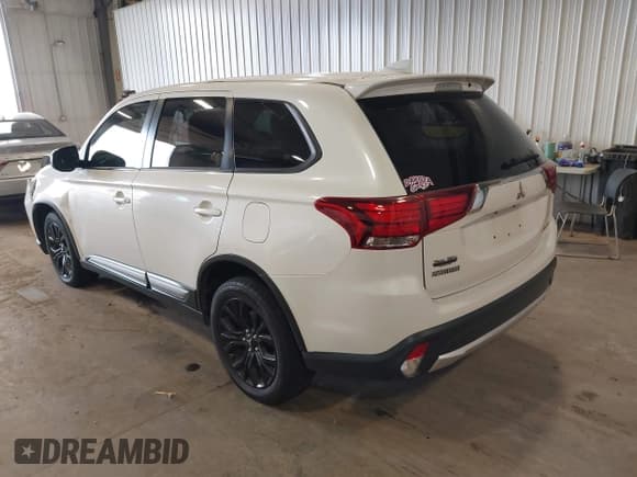 ✅ 2018 Mitsubishi Outlander ES • VIN: JA4AZ2A37JZ005752 • Lot: 43497059. Listed on IAAI with 63,459 mi. Free auction sales archive from the USA and detailed vehicle history report at DreamBid. Image 3.