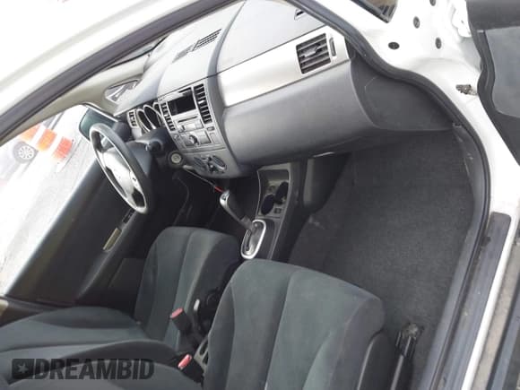 ✅ 2010 Nissan Versa S • VIN: 3N1BC1CP8AL451277 • Lot: 43381653. Wystawiony na IAAI z przebiegiem 142 180 mil. Bezpłatny archiwum sprzedaży aukcyjnych z USA i szczegółowy raport historii pojazdu na DreamBid. Zdjęcie 5.