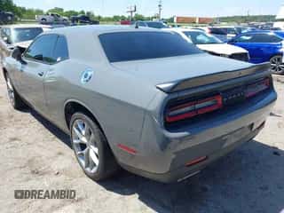 2023 Dodge Challenger SXT z VIN 2C3CDZAG0PH629088, wystawiony jako IAAI lot #42830612 z przebiegiem 27 721 mil mil oraz . Historia ofert i sprzedaży dostępna na DreamBid. Obrazek 3.