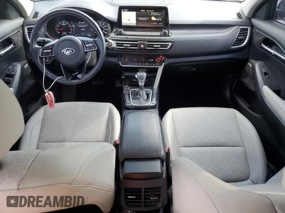 ✅ 2021 Kia Seltos SX • VIN: KNDETCA22M7089355 • Lot: 84723485. Wystawiony na Copart z przebiegiem 64 378 mil. Bezpłatny archiwum sprzedaży aukcyjnych z USA i szczegółowy raport historii pojazdu na DreamBid. Zdjęcie 8.