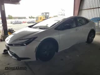 ✅ 2023 Toyota Prius LE • VIN: JTDACAAU7P3011122 • Lot: 83979165. Wystawiony na Copart z przebiegiem 84 032 mil. Bezpłatny archiwum sprzedaży aukcyjnych z USA i szczegółowy raport historii pojazdu na DreamBid. Zdjęcie 1.