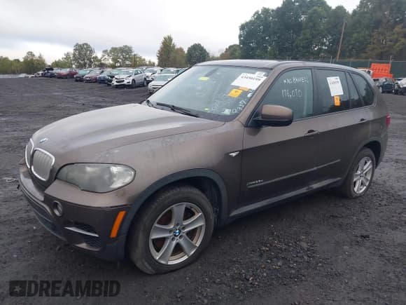 ✅ 2011 BMW X5 35d • VIN: 5UXZW0C53BL657758 • Lot: 43450199. Wystawiony na IAAI z przebiegiem 176 070 mil. Bezpłatny archiwum sprzedaży aukcyjnych z USA i szczegółowy raport historii pojazdu na DreamBid. Zdjęcie 2.
