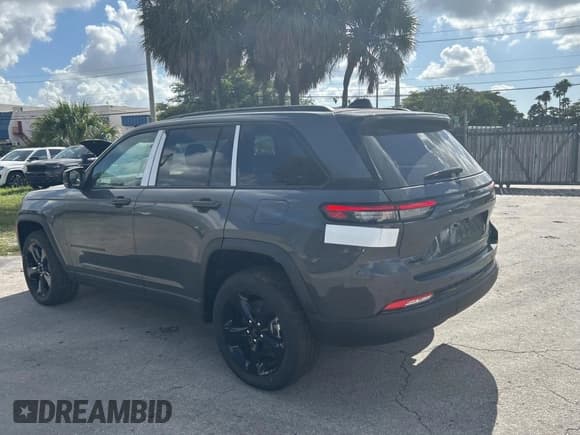 ✅ 2023 Jeep Grand Cherokee • VIN: 1C4RJHJG7P8726139 • Lot: 67524455. Listed on Copart with 6 mi. Free auction sales archive from the USA and detailed vehicle history report at DreamBid. Image 3.