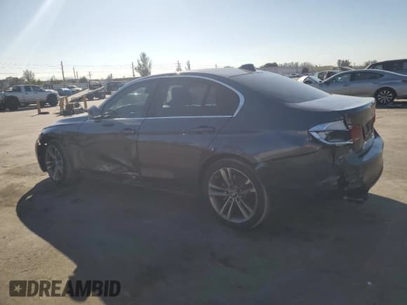 ✅ 2017 BMW 3 Series 330i • VIN: WBA8B9G37HNU54940 • Lot: 92940915. Wystawiony na Copart z przebiegiem 33 440 mil. Bezpłatny archiwum sprzedaży aukcyjnych z USA i szczegółowy raport historii pojazdu na DreamBid. Zdjęcie 2.