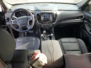 ✅ 2022 Chevrolet Traverse RS • VIN: 1GNERJKW9NJ186505 • Lot: 63348365. Wystawiony na Copart z przebiegiem 48 990 mil. Bezpłatny archiwum sprzedaży aukcyjnych z USA i szczegółowy raport historii pojazdu na DreamBid. Zdjęcie 8.