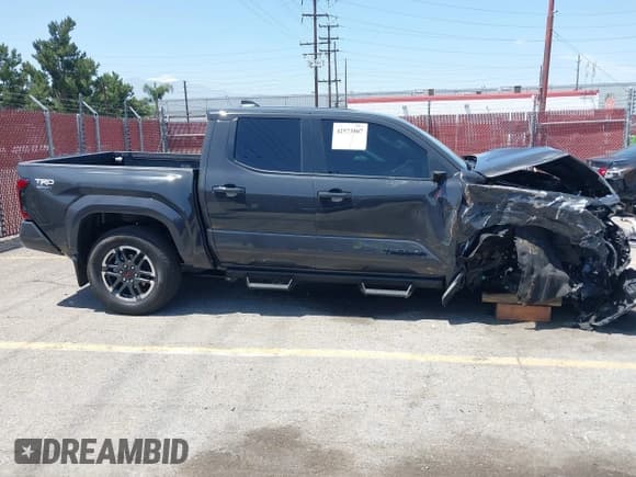 ✅ 2025 Toyota Tacoma SR • VIN: 3TMLB5JN5SM124179 • Лот: 42573907. Опубликован ранее на IAAI с пробегом 2 428 миль. Бесплатный доступ к архиву аукционных продаж из США и подробный отчёт об истории автомобиля на DreamBid. Изображение 14.