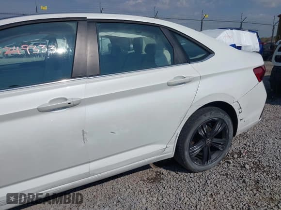 ✅ 2024 Volkswagen Jetta SE • VIN: 3VW7M7BU1RM076314 • Lot: 43249333. Wystawiony na IAAI z przebiegiem 41 868 mil. Bezpłatny archiwum sprzedaży aukcyjnych z USA i szczegółowy raport historii pojazdu na DreamBid. Zdjęcie 17.