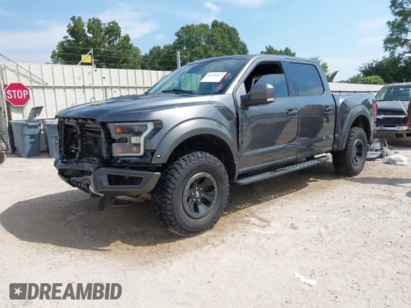✅ 2017 Ford F-150 Raptor • VIN: 1FTFW1RG2HFA96818 • Lot: 43215817. Wystawiony na IAAI z przebiegiem 104 638 mil. Bezpłatny archiwum sprzedaży aukcyjnych z USA i szczegółowy raport historii pojazdu na DreamBid. Zdjęcie 2.