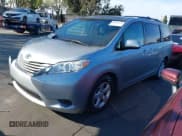✅ 2017 Toyota Sienna LE Auto Access Seat • VIN: 5TDKZ3DC4HS890838 • Lot: 43635110. Wystawiony na IAAI z przebiegiem 85 315 mil. Bezpłatny archiwum sprzedaży aukcyjnych z USA i szczegółowy raport historii pojazdu na DreamBid. Zdjęcie 18.