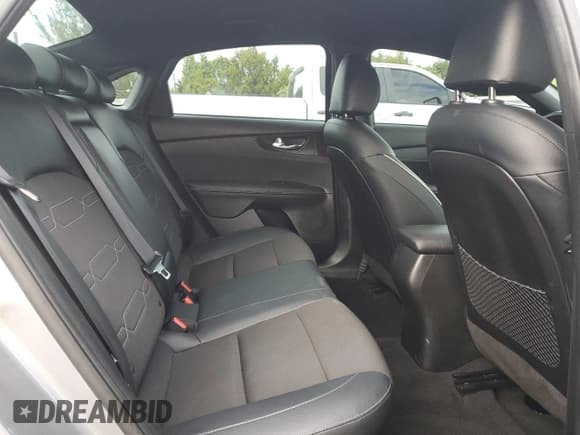 ✅ 2023 Kia Forte GT-Line • VIN: 3KPF54AD9PE661807 • Lot: 92993015. Wystawiony na Copart z przebiegiem 30 210 mil. Bezpłatny archiwum sprzedaży aukcyjnych z USA i szczegółowy raport historii pojazdu na DreamBid. Zdjęcie 10.