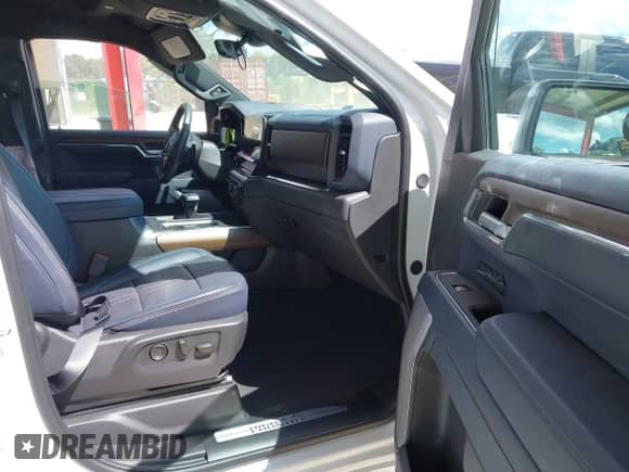 2025 Chevrolet Silverado 1500 with VIN 3GCUKJE87SG121977, listed as a IAAI auction lot 43239137 with 5,330 mi miles and . Bid and sale history available at DreamBid. Image 5.