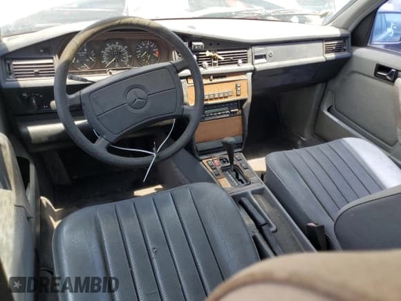 ✅ 1989 Mercedes-Benz 190 • VIN: WDBDA29D9KF616391 • Lot: 62394105. Wystawiony na Copart z przebiegiem 59 814 mil. Bezpłatny archiwum sprzedaży aukcyjnych z USA i szczegółowy raport historii pojazdu na DreamBid. Zdjęcie 8.