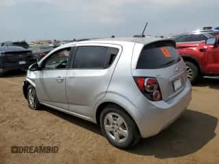 2015 Chevrolet Sonic LS z VIN 1G1JB6SH4F4198631, wystawiony jako Copart lot #63808334 z przebiegiem 147 662 mil mil oraz Szkoda całkowita • Salvage title. Historia ofert i sprzedaży dostępna na DreamBid. Obrazek 2.