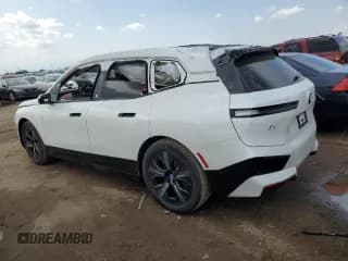 ✅ 2024 BMW iX xDrive50 • VIN: WB523CF0XRCP97633 • Lot: 70194624. Wystawiony na Copart z przebiegiem 2 075 mil. Bezpłatny archiwum sprzedaży aukcyjnych z USA i szczegółowy raport historii pojazdu na DreamBid. Zdjęcie 2.