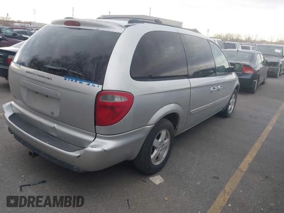 ✅ 2005 Dodge Caravan SXT • VIN: 2D4GP44LX5R335000 • Lot: 43877984. Wystawiony na IAAI z przebiegiem 231 874 mil. Bezpłatny archiwum sprzedaży aukcyjnych z USA i szczegółowy raport historii pojazdu na DreamBid. Zdjęcie 4.