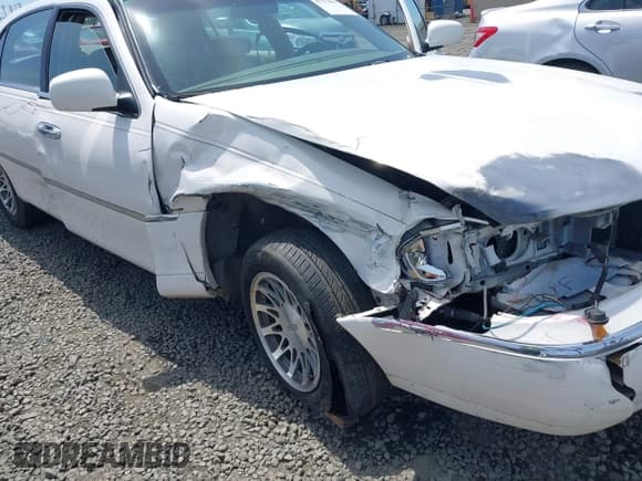 ✅ 2001 Lincoln Continental • VIN: 1LN8M82W11Y694879 • Lot: 42313003. Wystawiony na IAAI z przebiegiem Nie podano. Bezpłatny archiwum sprzedaży aukcyjnych z USA i szczegółowy raport historii pojazdu na DreamBid. Zdjęcie 6.