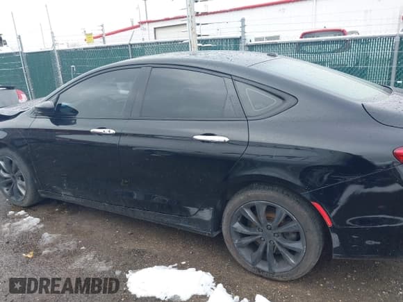 ✅ 2015 Chrysler 200 S • VIN: 1C3CCCBB5FN675816 • Lot: 43571826. Listed on IAAI with 215,694 mi. Free auction sales archive from the USA and detailed vehicle history report at DreamBid. Image 15.