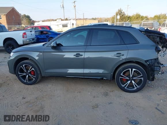 ✅ 2025 Audi Q5 S line Premium Plus • VIN: WA1EAAFY6S2052434 • Лот: 43699630. Опубликован ранее на IAAI с пробегом 13 687 миль. Бесплатный доступ к архиву аукционных продаж из США и подробный отчёт об истории автомобиля на DreamBid. Изображение 14.