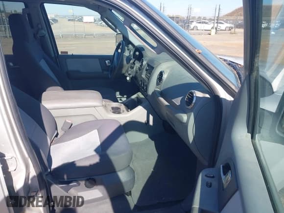 ✅ 2004 Ford Expedition Special Service • VIN: 1FMRU15W24LA63471 • Lot: 43606094. Wystawiony na IAAI z przebiegiem 271 541 mil. Bezpłatny archiwum sprzedaży aukcyjnych z USA i szczegółowy raport historii pojazdu na DreamBid. Zdjęcie 5.