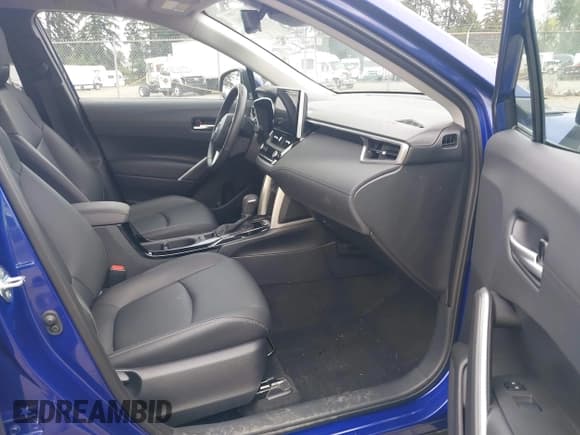 ✅ 2024 Toyota Corolla Cross XLE • VIN: 7MUEAABG4RV085704 • Lot: 40350461. Listed on IAAI with 15,986 mi. Free auction sales archive from the USA and detailed vehicle history report at DreamBid. Image 5.