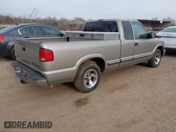✅ 2001 Chevrolet S-10 LS • VIN: 1GCCS19W918208790 • Лот: 41785661. Опубликован ранее на IAAI с пробегом 132 903 миль. Бесплатный доступ к архиву аукционных продаж из США и подробный отчёт об истории автомобиля на DreamBid. Изображение 4.