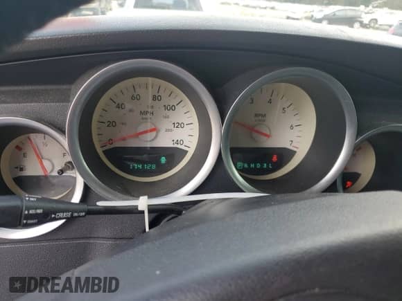 2005 Dodge Magnum SE z VIN 2D4FV48V75H591307, wystawiony jako Copart lot #47883965 z przebiegiem 174 128 mil mil oraz Szkoda całkowita • Salvage title. Historia ofert i sprzedaży dostępna na DreamBid. Obrazek 9.