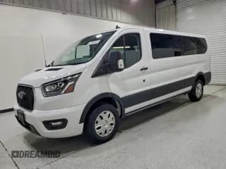 ✅ 2023 Ford Transit Passenger XLT • VIN: 1FBAX2YGXPKA58486 • Lot: 94293235. Wystawiony na Copart z przebiegiem 51 472 mil. Bezpłatny archiwum sprzedaży aukcyjnych z USA i szczegółowy raport historii pojazdu na DreamBid. Zdjęcie 1.