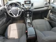 ✅ 2018 Ford Fiesta SE • VIN: 3FADP4BJ5JM125865 • Lot: 67008425. Wystawiony na Copart z przebiegiem 111 840 mil. Bezpłatny archiwum sprzedaży aukcyjnych z USA i szczegółowy raport historii pojazdu na DreamBid. Zdjęcie 8.