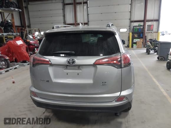 ✅ 2017 Toyota RAV4 LE • VIN: 2T3BFREV4HW603072 • Lot: 43761913. Wystawiony na IAAI z przebiegiem 54 891 mil. Bezpłatny archiwum sprzedaży aukcyjnych z USA i szczegółowy raport historii pojazdu na DreamBid. Zdjęcie 16.