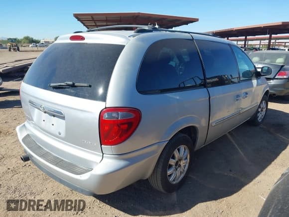 ✅ 2005 Chrysler Town & Country Touring • VIN: 2C4GP54L65R186636 • Лот: 43631508. Опубликован ранее на IAAI с пробегом 143 068 миль. Бесплатный доступ к архиву аукционных продаж из США и подробный отчёт об истории автомобиля на DreamBid. Изображение 4.