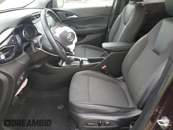 ✅ 2021 Buick Encore GX Preferred • VIN: KL4MMCSL8MB093823 • Lot: 71779575. Wystawiony na Copart z przebiegiem 47 560 mil. Bezpłatny archiwum sprzedaży aukcyjnych z USA i szczegółowy raport historii pojazdu na DreamBid. Zdjęcie 7.