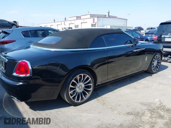 ✅ 2018 Rolls-Royce Dawn • VIN: SCA666D59JU115652 • Lot: 39811506. Wystawiony na IAAI z przebiegiem 21 608 mil. Bezpłatny archiwum sprzedaży aukcyjnych z USA i szczegółowy raport historii pojazdu na DreamBid. Zdjęcie 4.