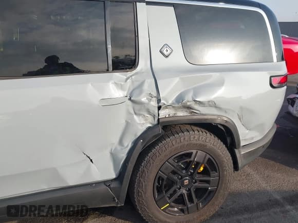 ✅ 2023 Rivian R1S Adventure • VIN: 7PDSGABA0PN019590 • Lot: 43838169. Wystawiony na IAAI z przebiegiem 173 mil. Bezpłatny archiwum sprzedaży aukcyjnych z USA i szczegółowy raport historii pojazdu na DreamBid. Zdjęcie 6.