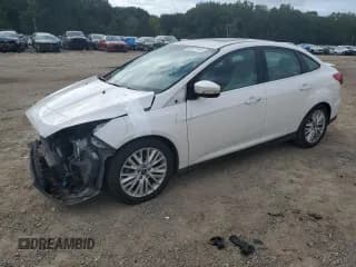 ✅ 2018 Ford Focus Titanium • VIN: 1FADP3J27JL281119 • Lot: 85677915. Wystawiony na Copart z przebiegiem 91 202 mil. Bezpłatny archiwum sprzedaży aukcyjnych z USA i szczegółowy raport historii pojazdu na DreamBid. Zdjęcie 1.