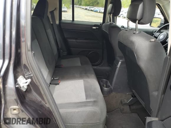 ✅ 2015 Jeep Patriot Latitude • VIN: 1C4NJRFB4FD339944 • Lot: 55664735. Wystawiony na Copart z przebiegiem 84 017 mil. Bezpłatny archiwum sprzedaży aukcyjnych z USA i szczegółowy raport historii pojazdu na DreamBid. Zdjęcie 10.