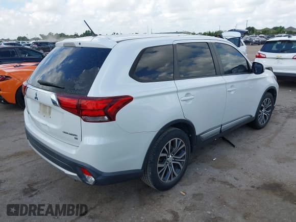 ✅ 2016 Mitsubishi Outlander SE • VIN: JA4AD3A35GZ003401 • Lot: 42572194. Wystawiony na IAAI z przebiegiem 78 185 mil. Bezpłatny archiwum sprzedaży aukcyjnych z USA i szczegółowy raport historii pojazdu na DreamBid. Zdjęcie 4.