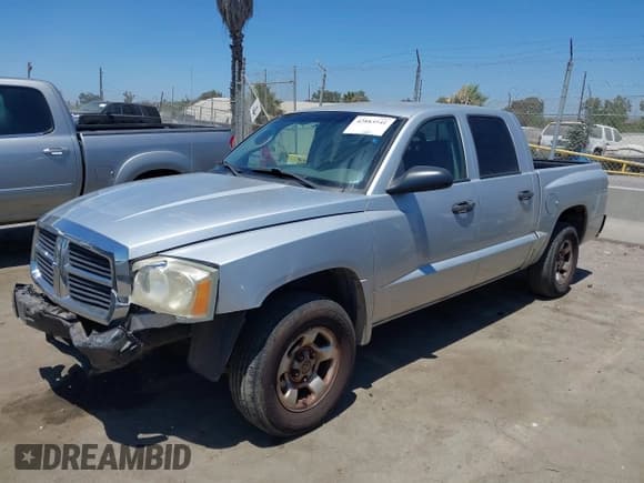 ✅ 2005 Dodge Dakota ST • VIN: 1D7HE28K15S288148 • Lot: 42883541. Wystawiony na IAAI z przebiegiem 259 379 mil. Bezpłatny archiwum sprzedaży aukcyjnych z USA i szczegółowy raport historii pojazdu na DreamBid. Zdjęcie 2.