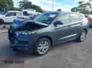 ✅ 2019 Hyundai Tucson SE • VIN: KM8J23A41KU896513 • Lot: 43270853. Wystawiony na IAAI z przebiegiem 86 170 mil mil. Skorzystaj z bezpłatnego archiwum sprzedaży aukcyjnych z USA i zobacz szczegółowy raport historii pojazdu na DreamBid. Zdjęcie 2.