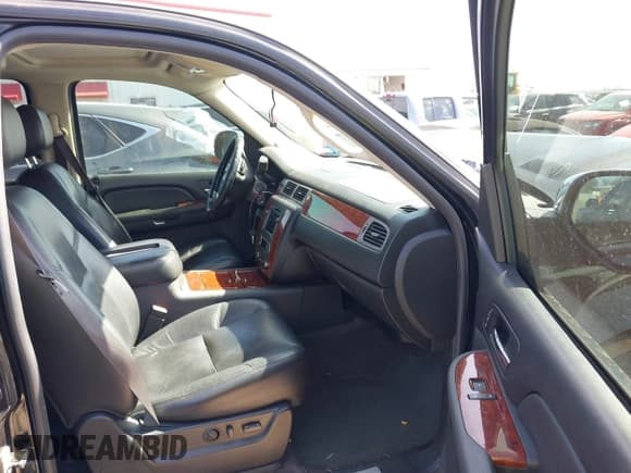 ✅ 2009 Chevrolet Tahoe LTZ • VIN: 1GNFC33J69R285570 • Lot: 41701424. Listed on IAAI with 165,811 mi. Free auction sales archive from the USA and detailed vehicle history report at DreamBid. Image 5.