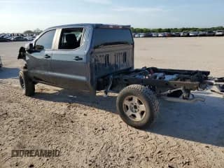 ✅ 2021 Chevrolet Silverado 1500 LT Trail Boss • VIN: 1GCPYFED1MZ251715 • Lot: 62395524. Wystawiony na Copart z przebiegiem Nie podano. Bezpłatny archiwum sprzedaży aukcyjnych z USA i szczegółowy raport historii pojazdu na DreamBid. Zdjęcie 2.