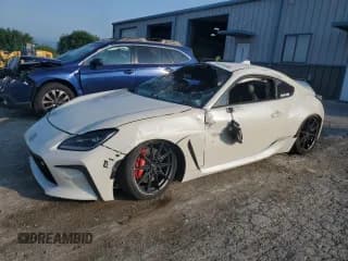 ✅ 2024 Toyota 86 Premium • VIN: JF1ZNBE14R9759562 • Lot: 66919295. Wystawiony na Copart z przebiegiem 15 538 mil. Bezpłatny archiwum sprzedaży aukcyjnych z USA i szczegółowy raport historii pojazdu na DreamBid. Zdjęcie 1.