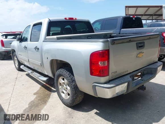 2010 Chevrolet Silverado 1500 LT z VIN 3GCRCSEAXAG186638, wystawiony jako IAAI lot #42680769 z przebiegiem 240 568 mil mil oraz . Historia ofert i sprzedaży dostępna na DreamBid. Obrazek 3.