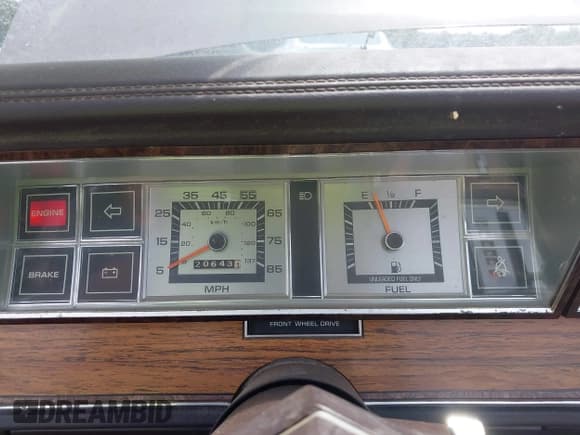 ✅ 1982 Chrysler LeBaron • VIN: 1C3BC55D2CG145033 • Lot: 42145500. Wystawiony na IAAI z przebiegiem 20 643 mil. Bezpłatny archiwum sprzedaży aukcyjnych z USA i szczegółowy raport historii pojazdu na DreamBid. Zdjęcie 7.